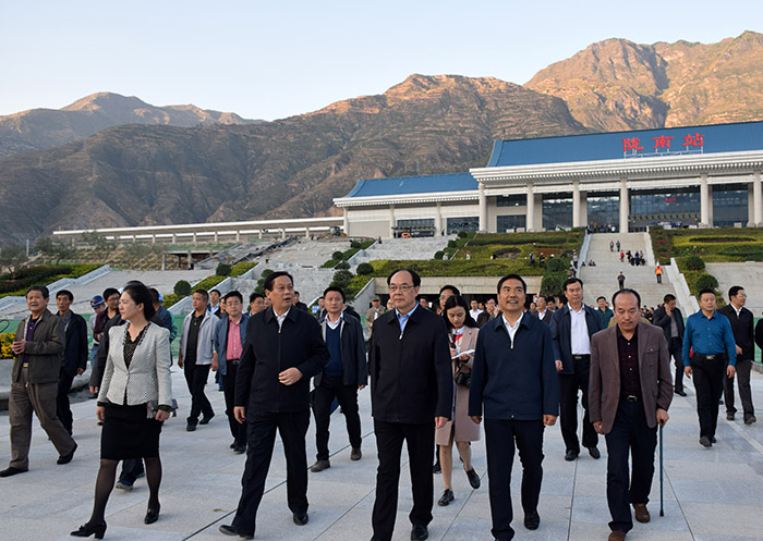 全國、省市政協(xié)委員體驗蘭渝鐵路、視察階州廣場