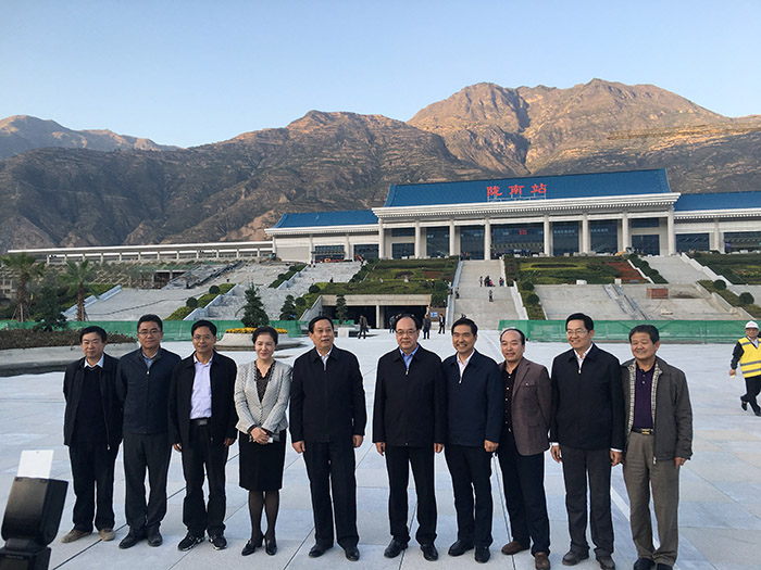 全國、省市政協(xié)委員體驗蘭渝鐵路、視察階州廣場