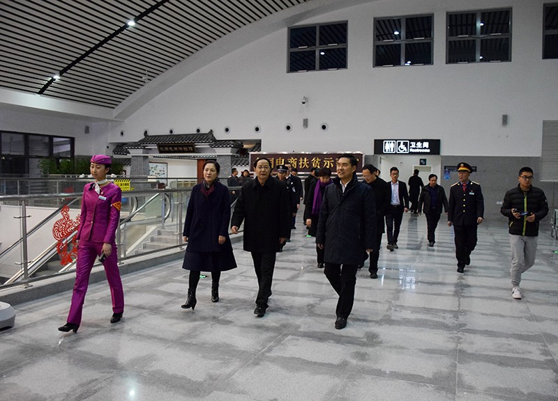 省委副書記歐陽堅(jiān)一行視察隴南站階州廣場(chǎng)