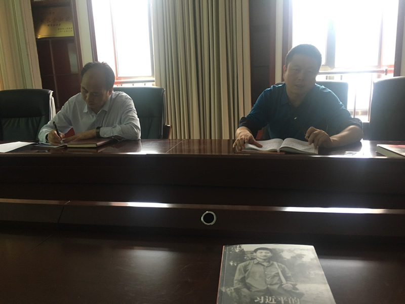 市龍江城鄉(xiāng)發(fā)展集團(tuán)公司集體學(xué)習(xí)《習(xí)近平的七年知青歲月》并觀看《巡視利劍》專(zhuān)題片