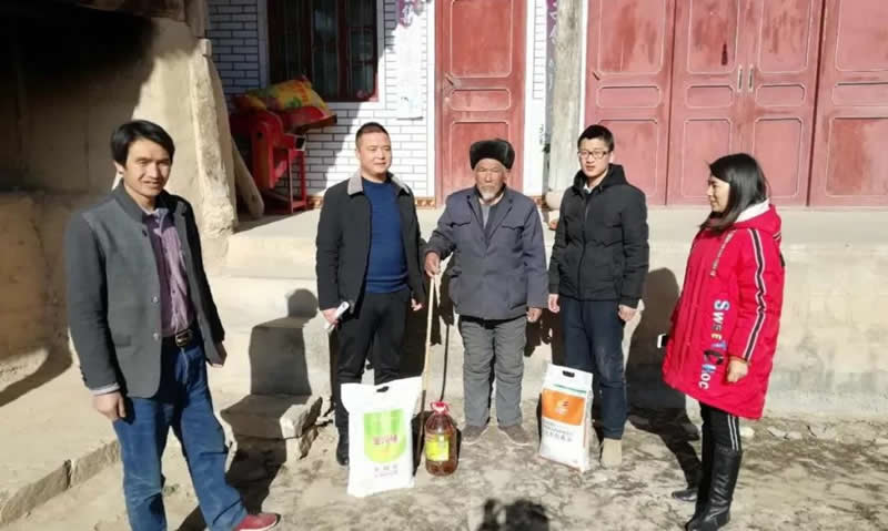 堅(jiān)持精準(zhǔn)幫扶，合力脫貧攻堅(jiān)——市龍江城鄉(xiāng)發(fā)展集團(tuán)、隴南太平洋財(cái)險(xiǎn)公司聯(lián)合開(kāi)展幫扶文縣橋頭鎮(zhèn)安子坡村2019年春節(jié)慰問(wèn)活動(dòng)