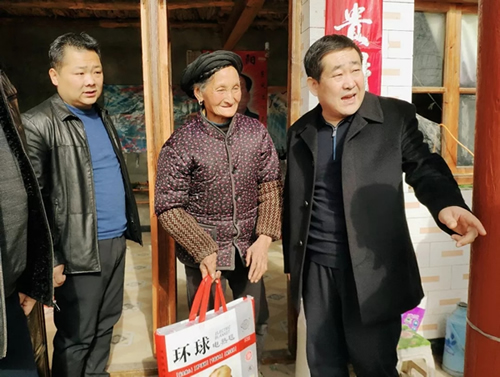市龍江集團(tuán)在文縣橋頭鎮(zhèn)安子坡村開展“解難題、辦實(shí)事、送溫暖”活動(dòng)