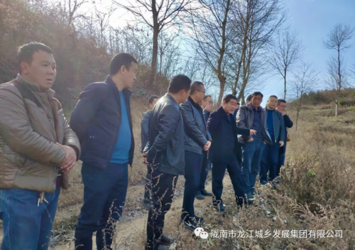 市龍江集團(tuán)在文縣橋頭鎮(zhèn)安子坡村開展“解難題、辦實(shí)事、送溫暖”活動(dòng)