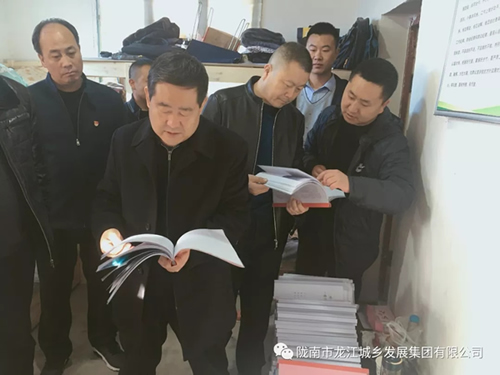 市龍江集團(tuán)在文縣橋頭鎮(zhèn)安子坡村開展“解難題、辦實(shí)事、送溫暖”活動(dòng)